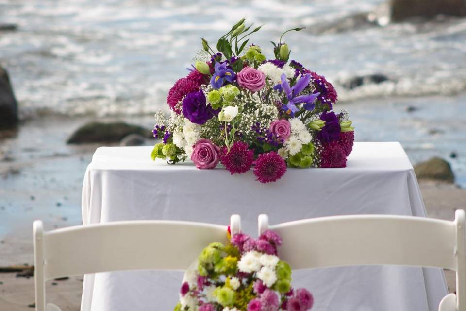 Mesa de ceremonia nupcial adornada con flores