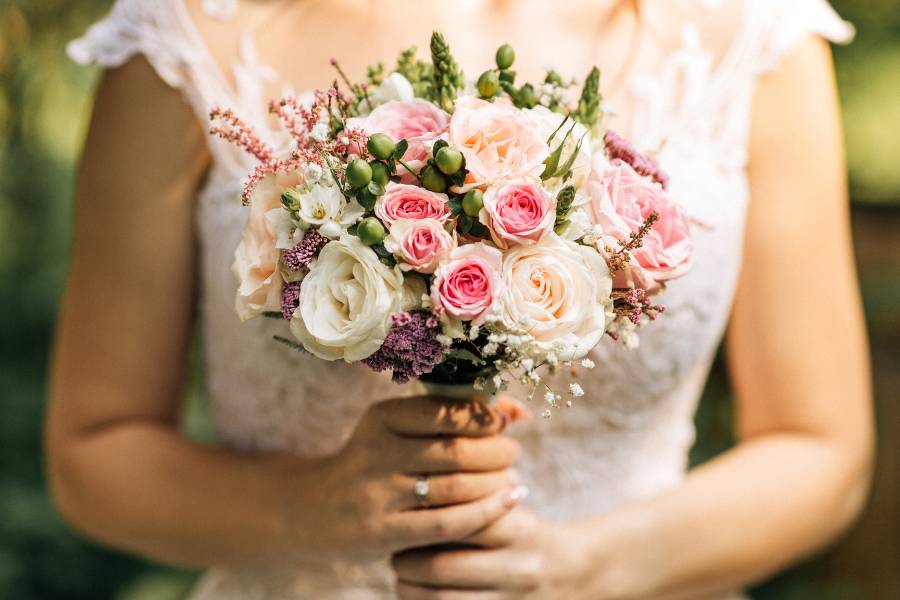 Ramo de novia hecho de rosas