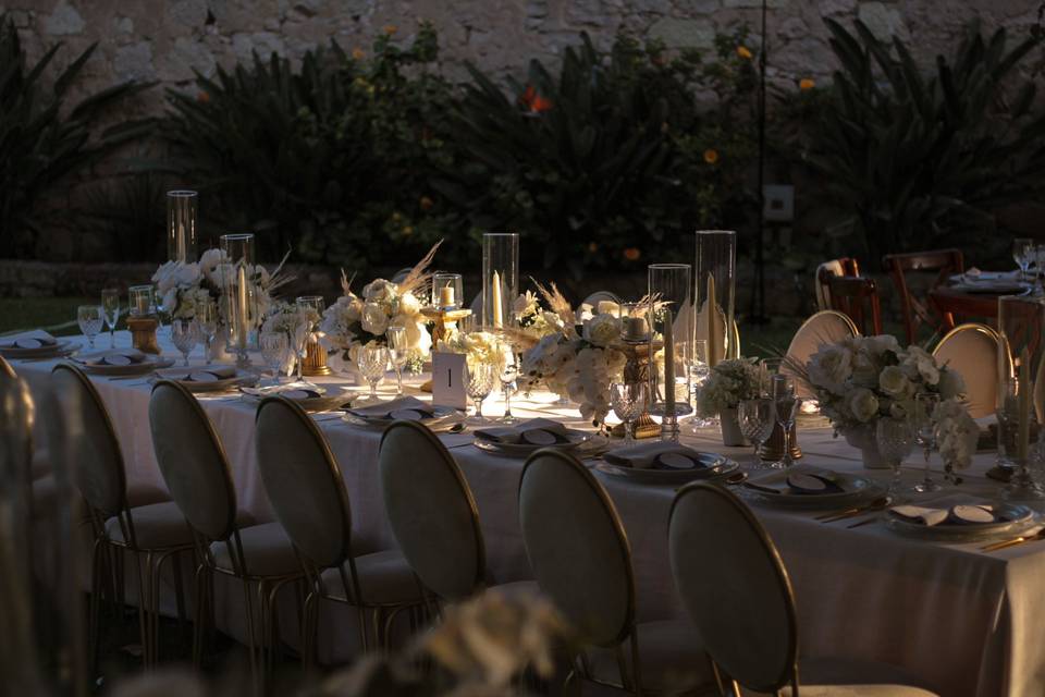 Mesa adornada con velas y flores