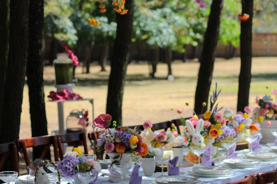 Mesa decorada con flores de colores