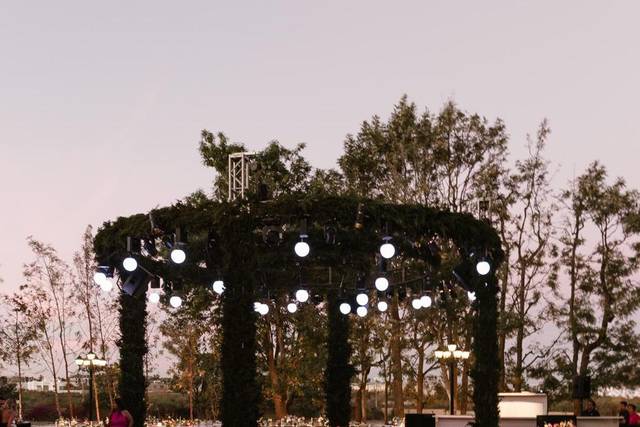 Mesas decoradas con luces cálidas