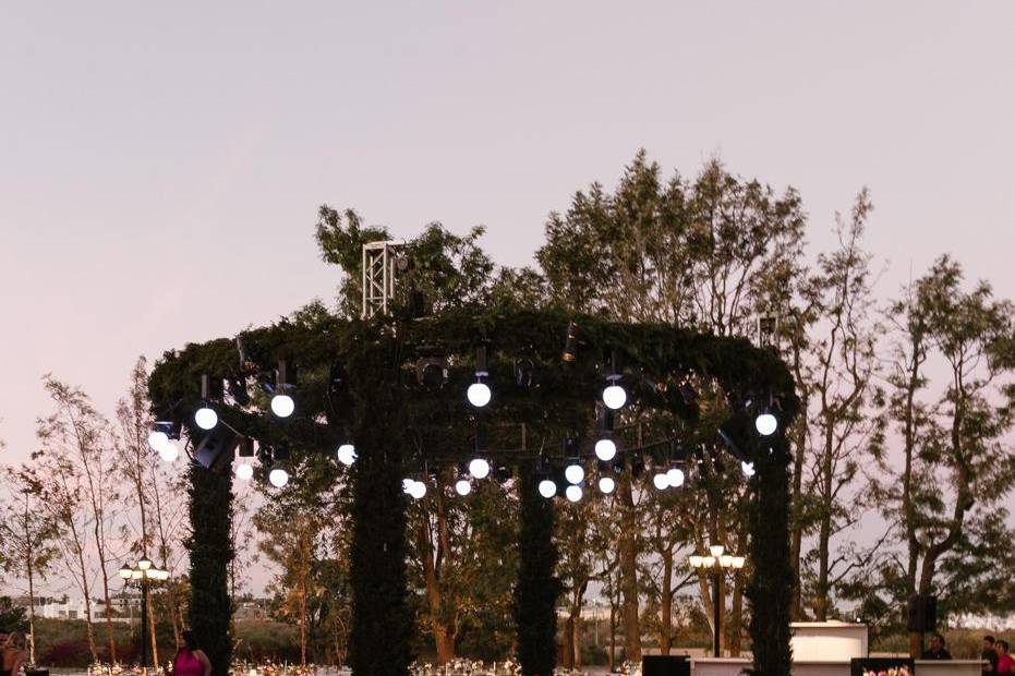 Mesas decoradas con luces cálidas