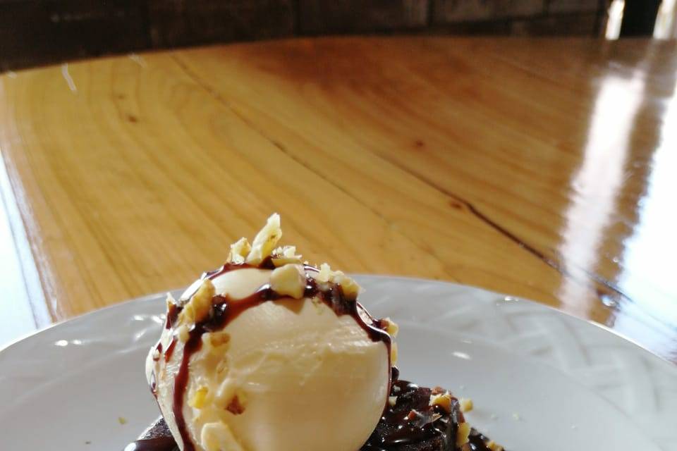 Brownie con helado de vainilla