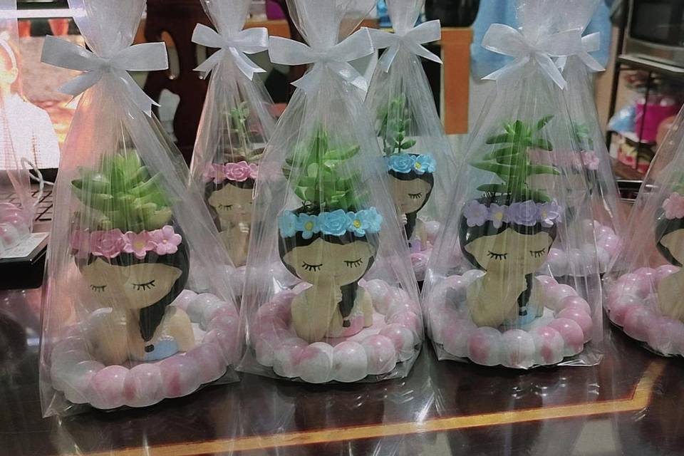 Muñeca Isis + Base de concreto