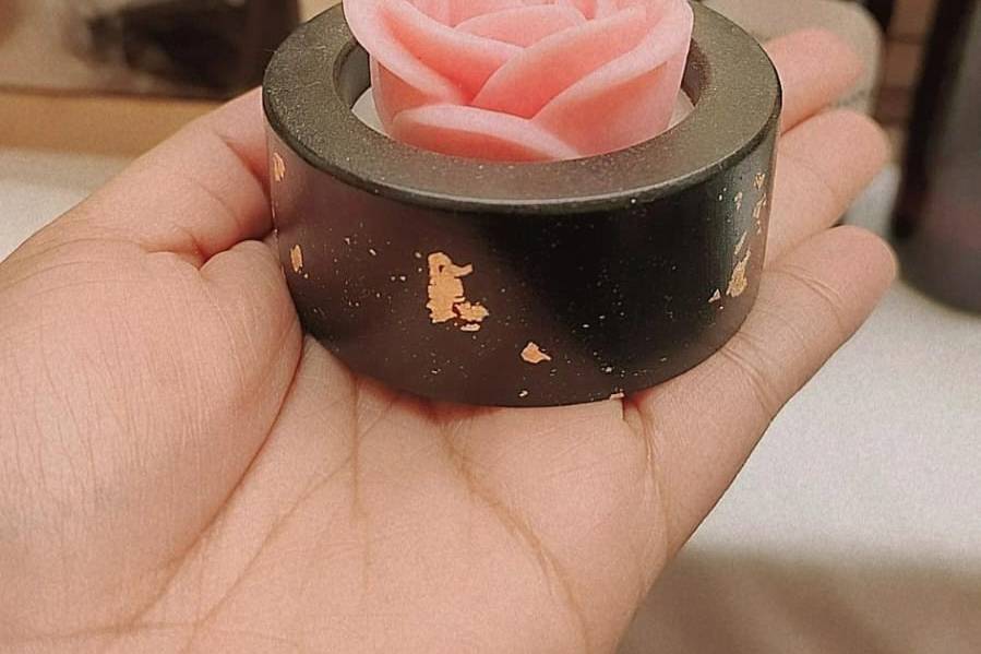 Vela de rosa en contenedor