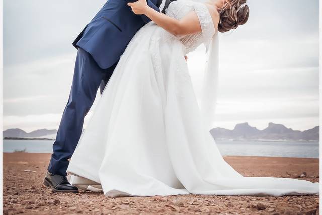Novios posando frente a las montañas