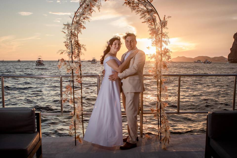 novios al atardecer
