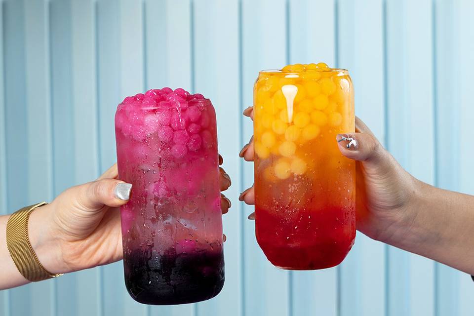 Bebidas de color rojo y amarillo