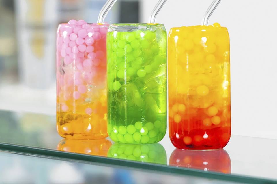 Diferentes colores y sabores de bebida