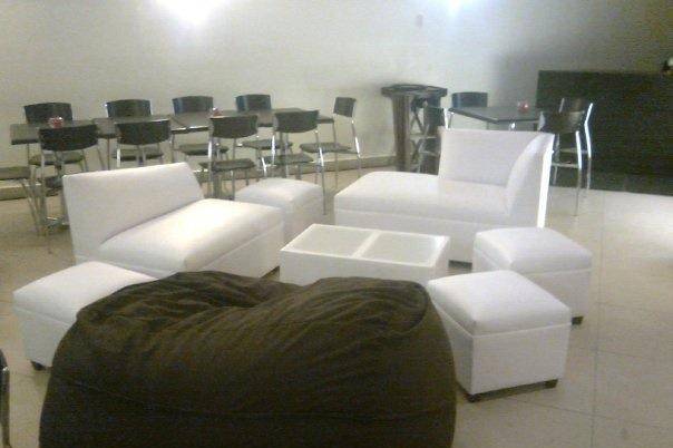 Salas lounge y puff gigante