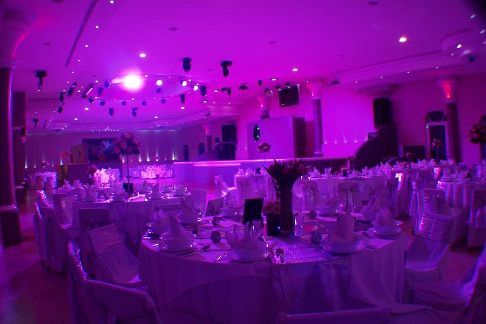 Evento con iluminación morada
