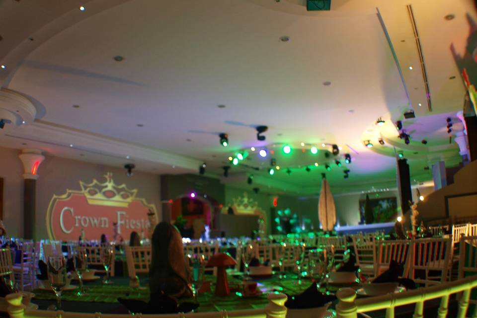 Mesas montadas para evento