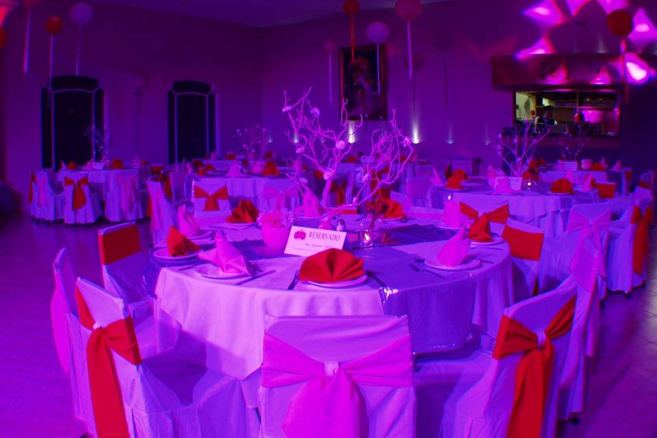 Mesas vestidas con manteles blancos y rojos