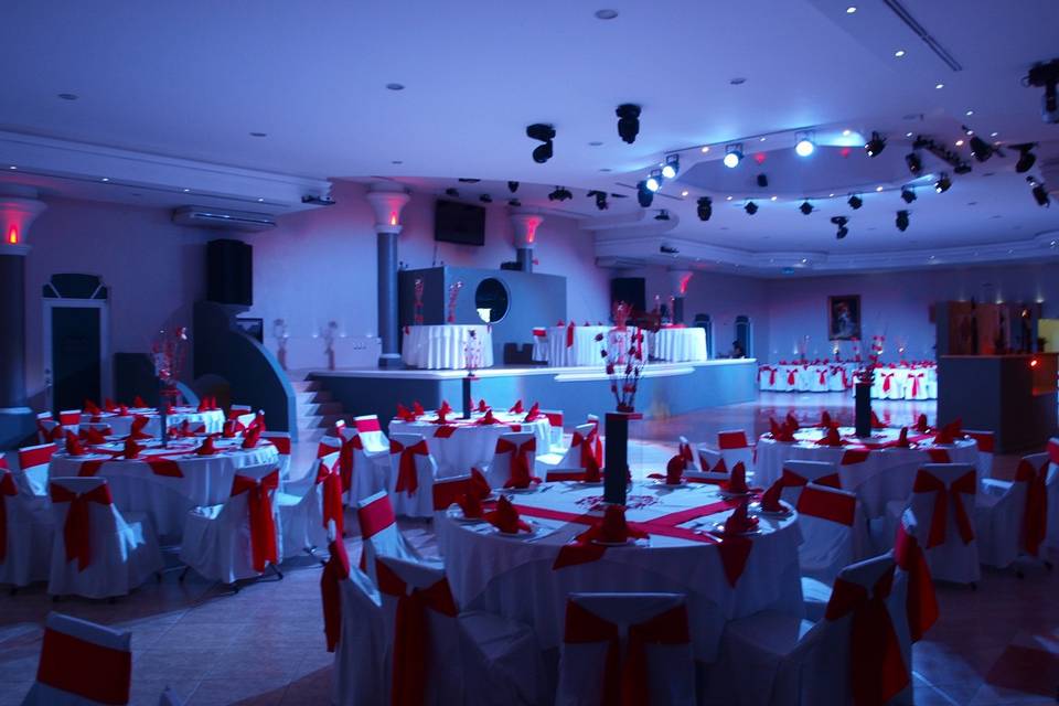 Mesas con manteles blancos