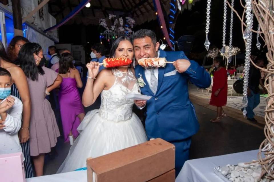 Novios con su elote