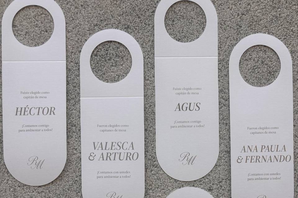 Papelería con los nombres de los novios