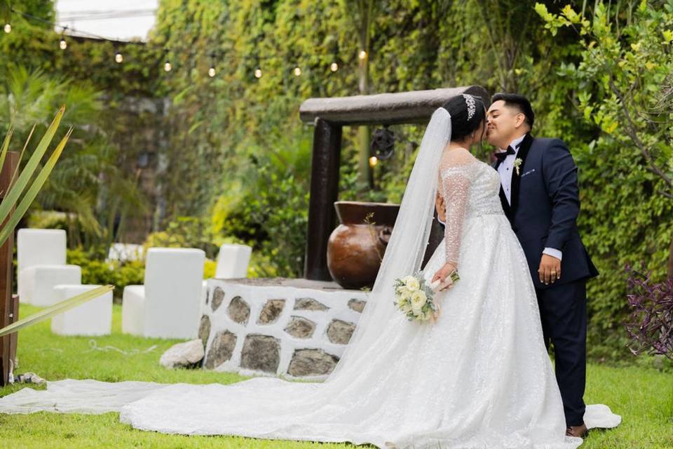 👰‍♀️🤵🏽‍♂️
