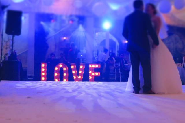 Cabina de DJ con Letrero Love