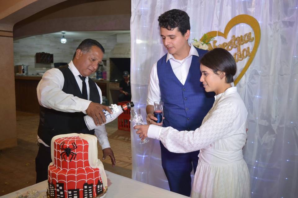 Preparando el brindis