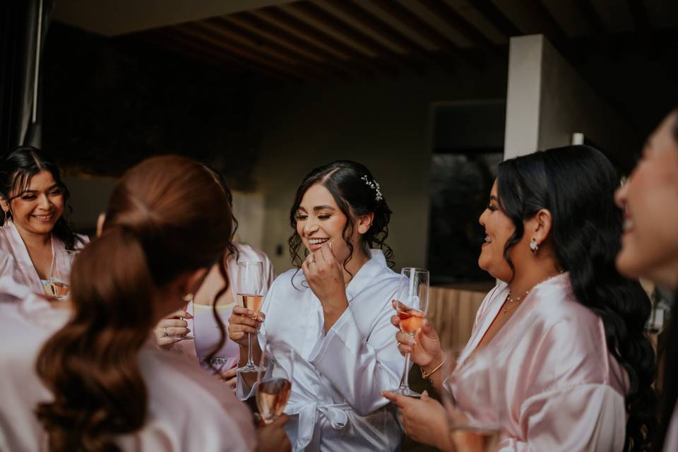 Rodeada de quienes han estado