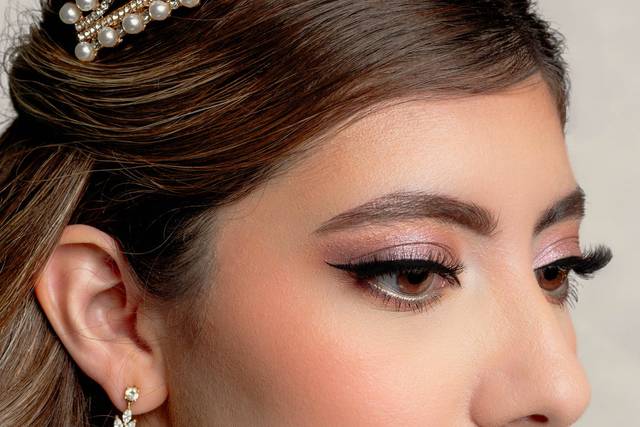Novia con maquillaje nupcial y corona