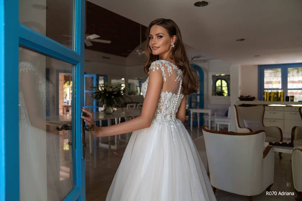 Novia de perfil con un vestido corte princesa