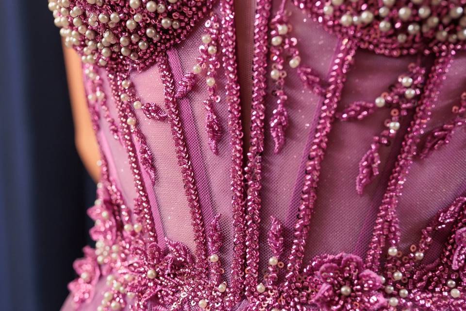 Detalle de pedrería en vestido rosa