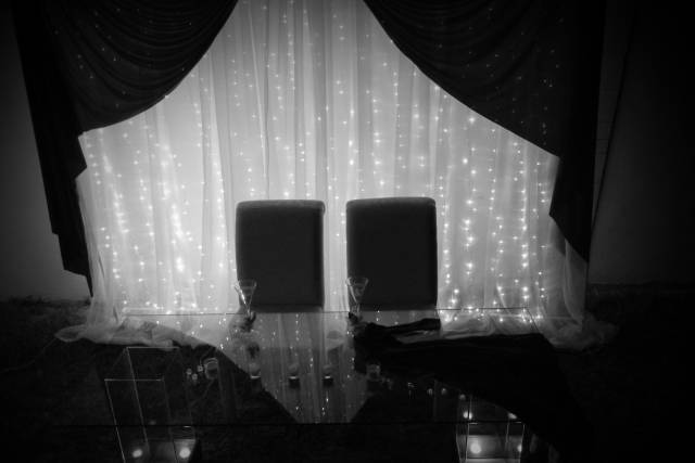 Mesa de novios, cortina de luz