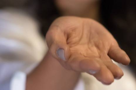 Novia enseñando los anillos