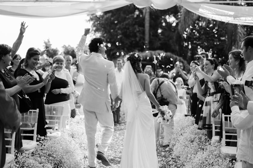 Pareja celebrando su matrimonio