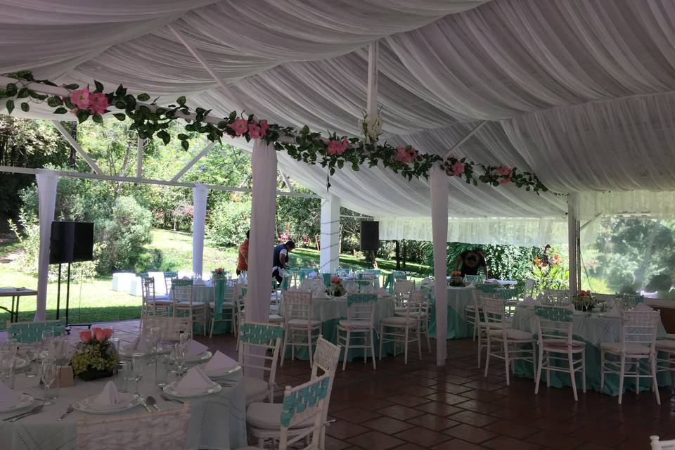 Boda en carpa en el jardín