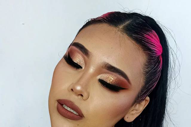 Maquillada con sombras doradas