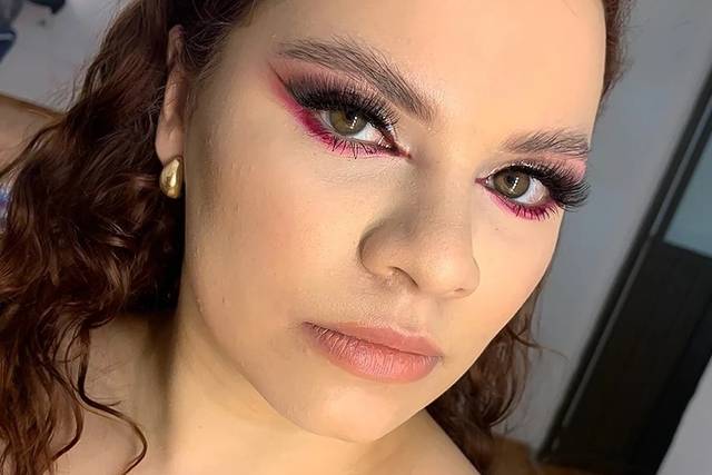 Maquillada con sombras rosas
