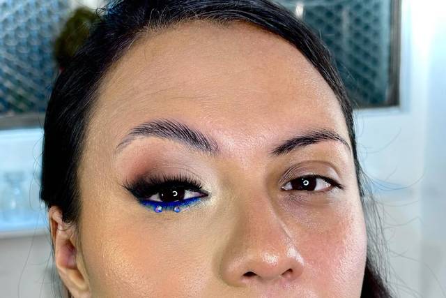 Pestañas postizas y ojo delineado en azul con piedras de fantasia