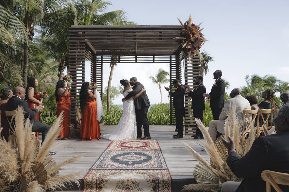 Novios besándose en su ceremonia