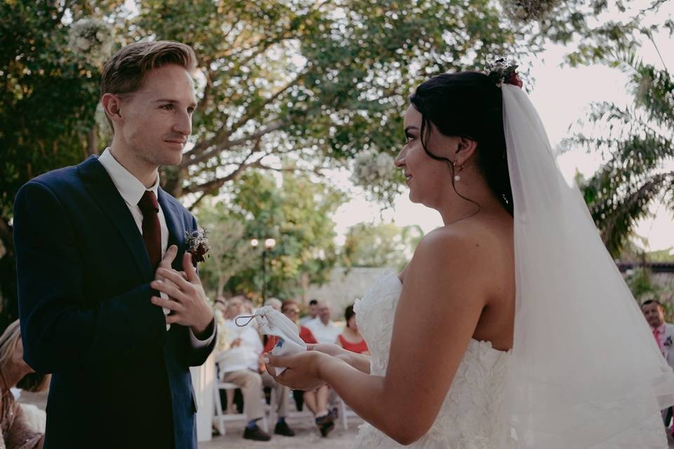 Novia y novio en ceremonia nupcial