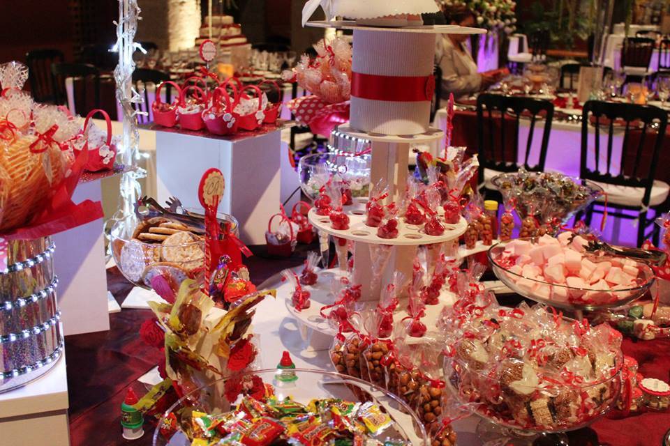 Mesa de dulces iluminada boda