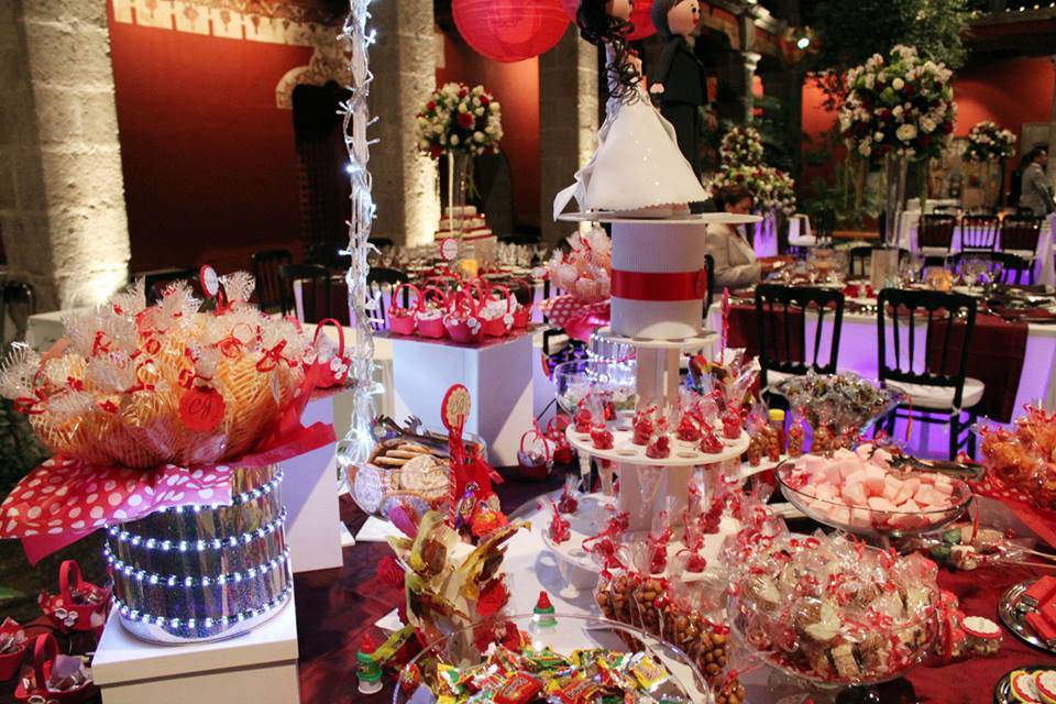 Mesa de dulces iluminada boda