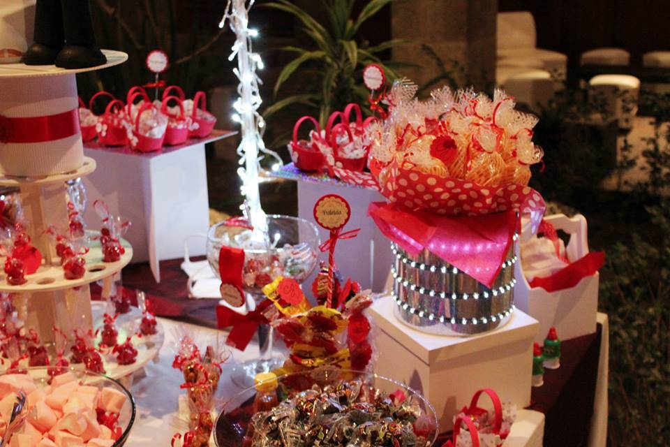 Mesa de dulces iluminada boda