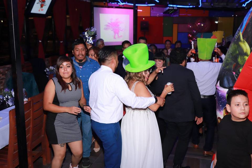 Cena, luces y gran ambiente