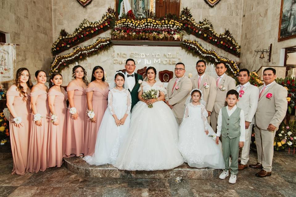 Novios y cortejo nupcial