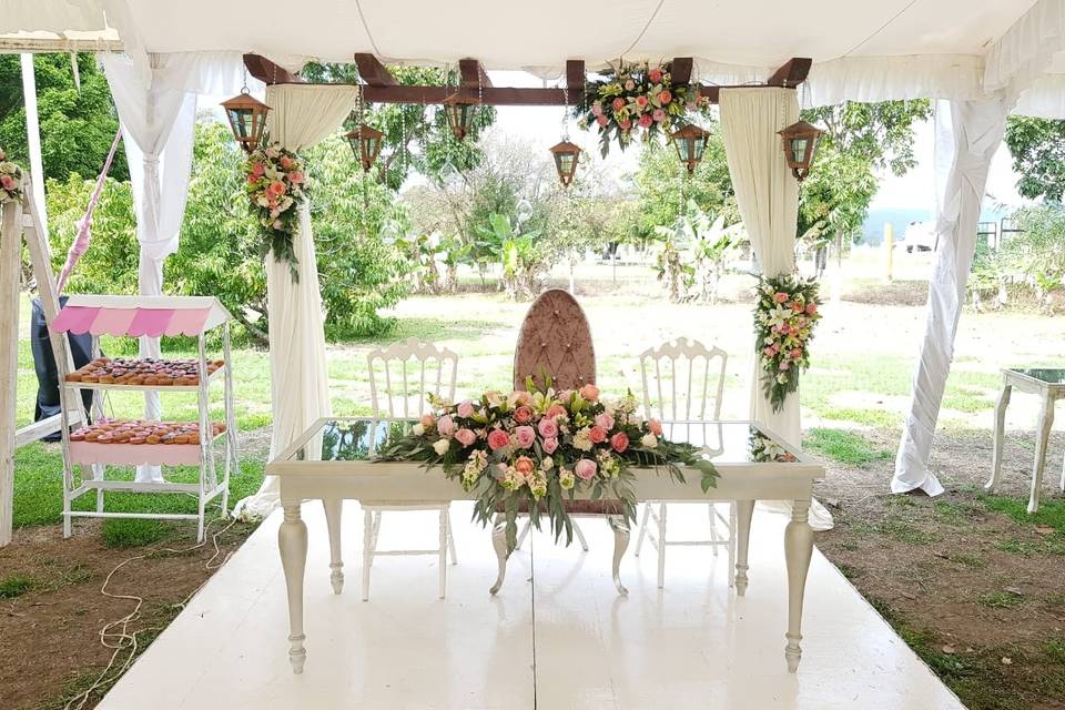 Decoración floral mesa honor