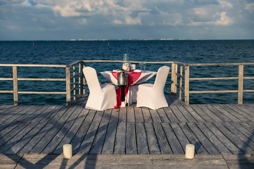 Cena romántica en muelle