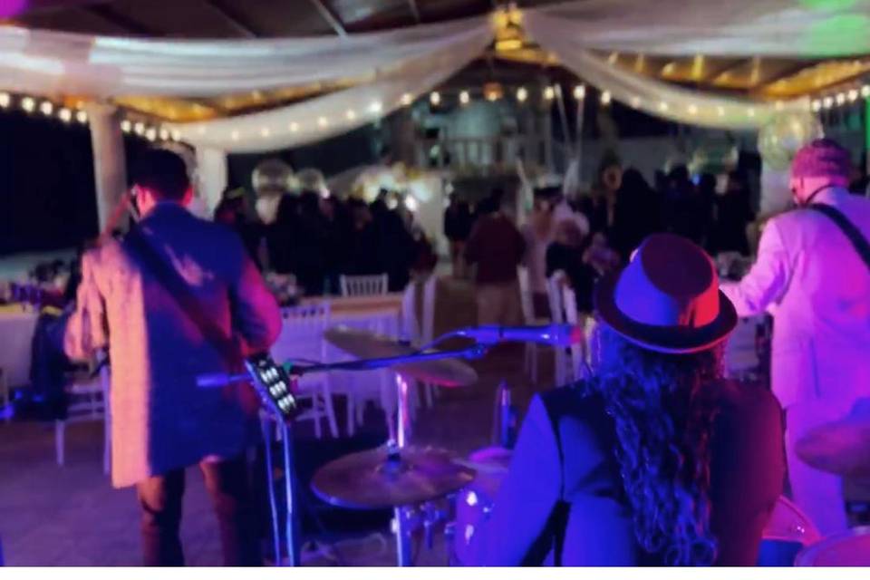 Banda tocando en evento
