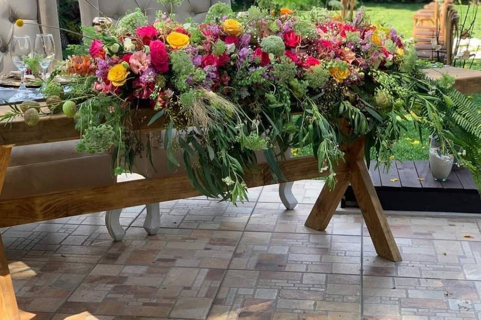 Mesa de novios con flores