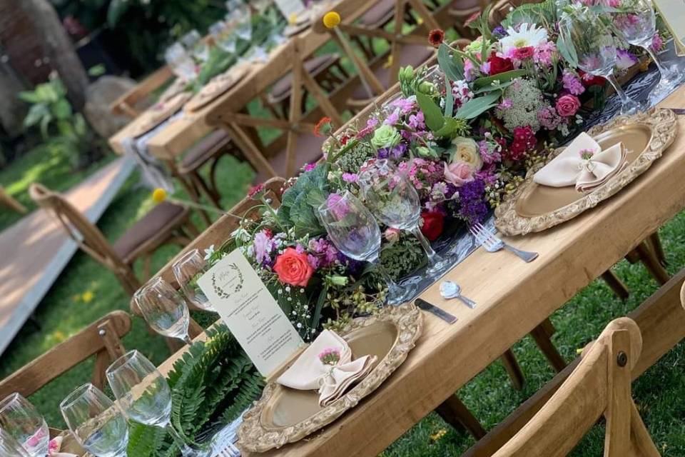 Mesa de madera con arreglos florales