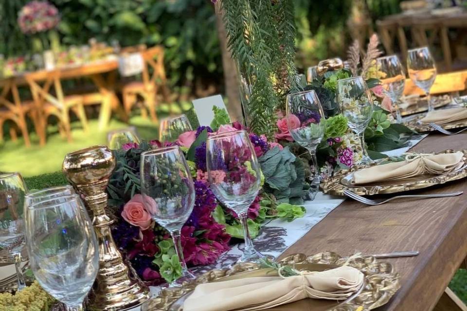 Copas de cristal con flores rosas