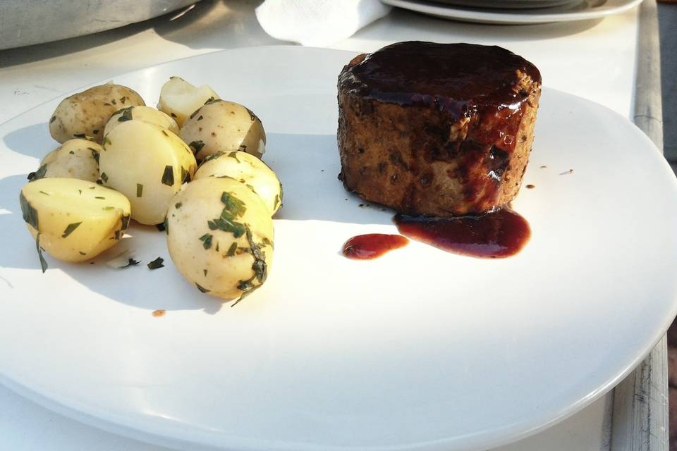 Steak con papitas al perejil