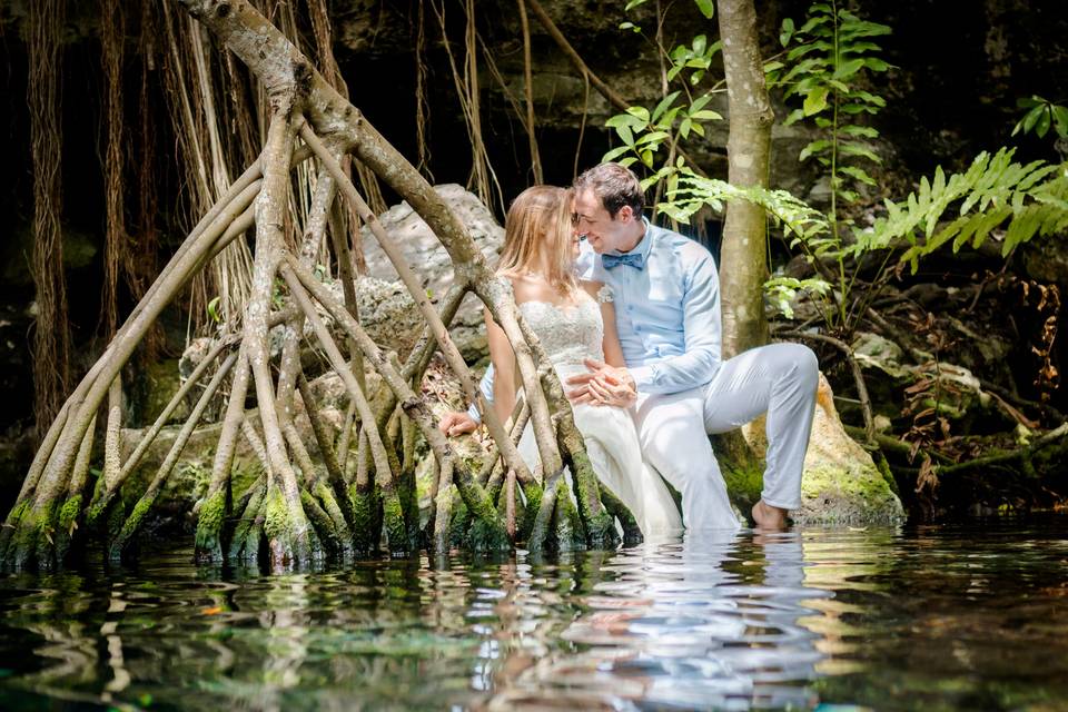 Trash the dress in cenote
