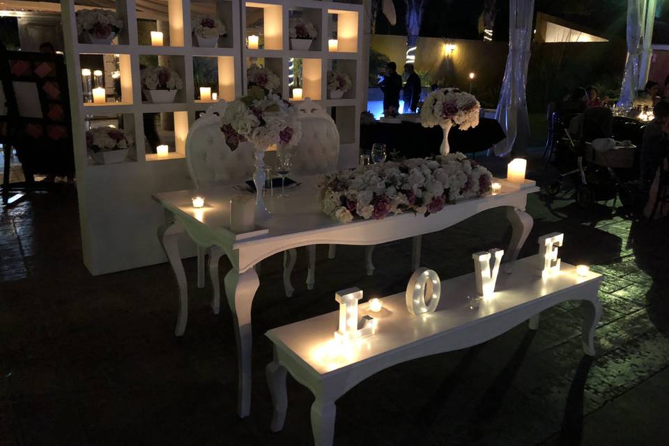 Mesa de novios blanca